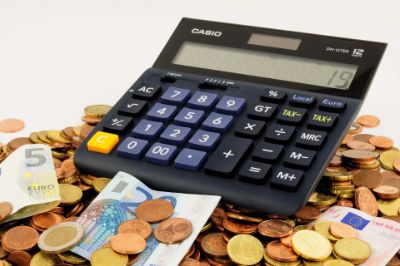 calcolatrice con monete, tariffe euro spesa
