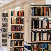 biblioteca - scaffali con libri
