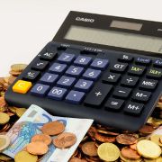 calcolatrice con monete, tariffe euro spesa