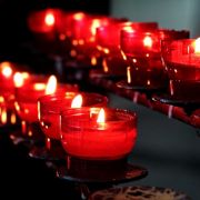 candele in chiesa