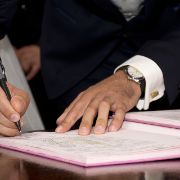 dettaglio sindaco che firma