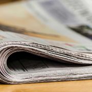 giornale piegato, dettaglio