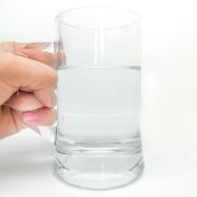 mano che tiene bicchiere d'acqua