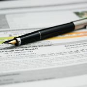 penna appoggiata su un foglio