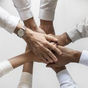 persone che si danno la mano