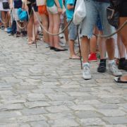 persone in coda