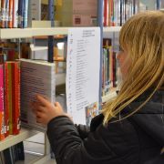 ragazza in biblioteca