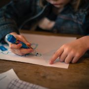 scuola bimbo che disegna