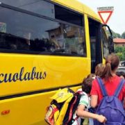 scuolabus con bambini