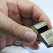 segnala fischio fischietto whistleblowing