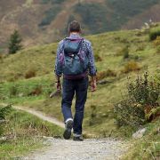 uomo che fa un'escursione, camminata in montagna