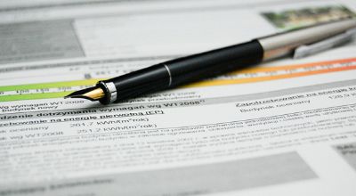 penna appoggiata su un foglio penna appoggiata su un foglio