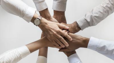 persone che si danno la mano persone che si danno la mano